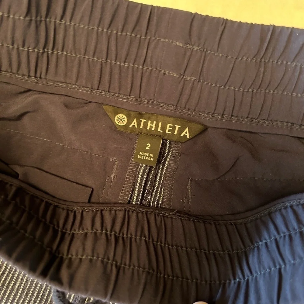 Athleta women’s blue beach side Bali linen‎ shorts in navy striped Sz 2. K20